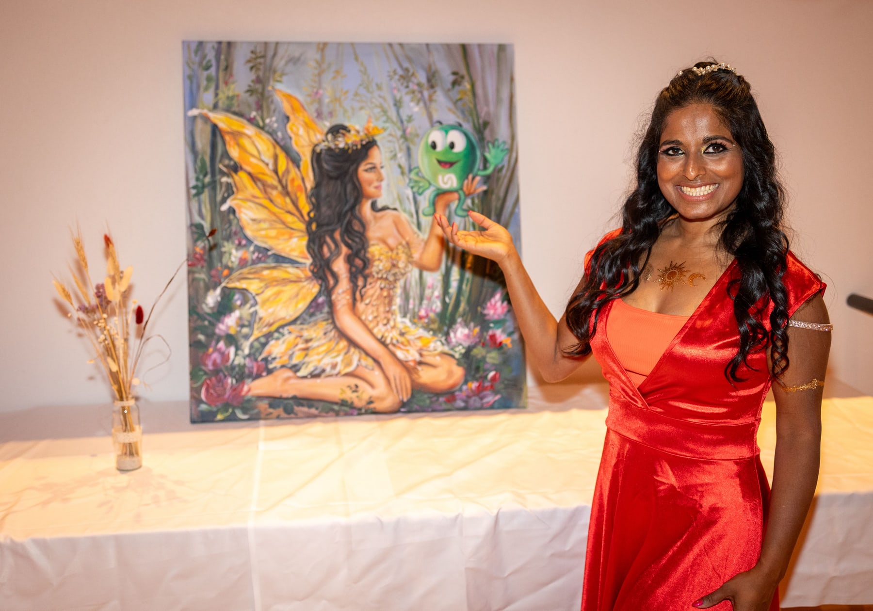 Andrea Vögeli in rotem Kleid mit Gemälde